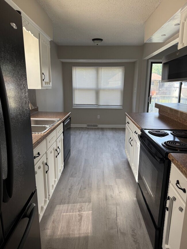 Foto del edificio - Spacious 3 Bedroom Home with Finished Base...