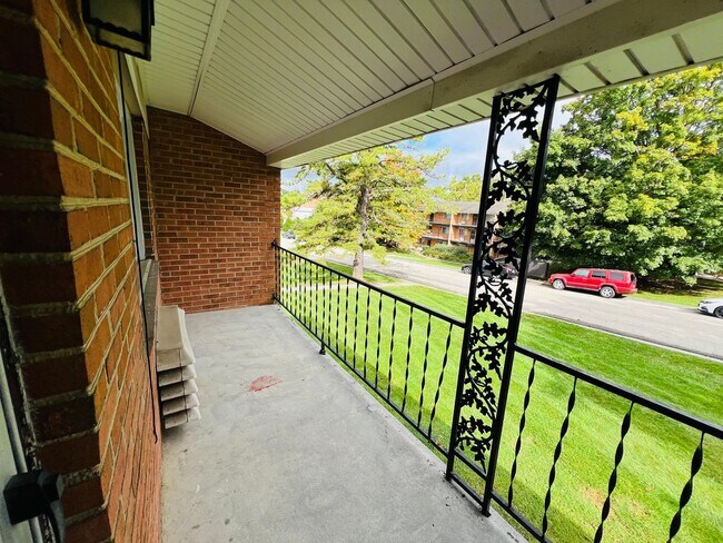 Building Photo - 2 Bedroom, 1 Bath Apartment