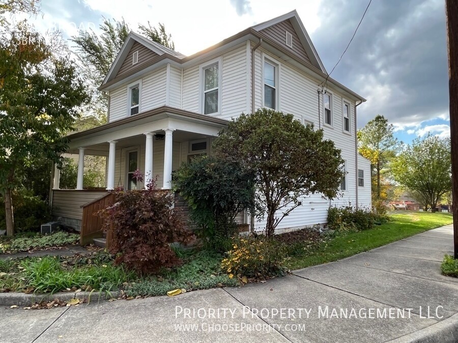 Primary Photo - Downtown Charmer - 3 Bed 2 Bath
