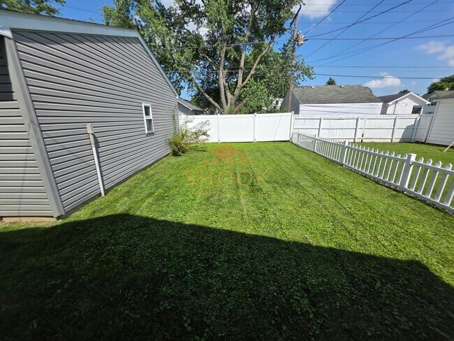 Foto del edificio - LOOK AT THIS 3 BR GEM WITH A BASEMENT UNDE...
