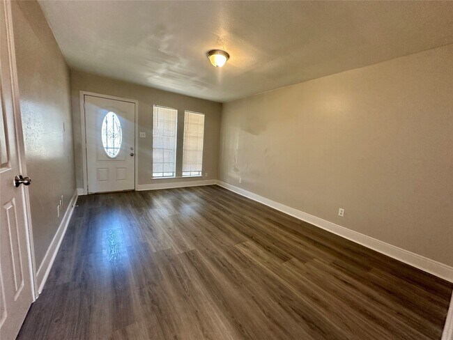 Foto del edificio - 9834 Denning Dr