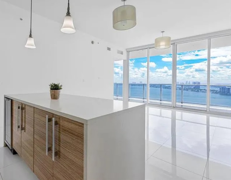 Primary Photo - 2020 N Bayshore Dr