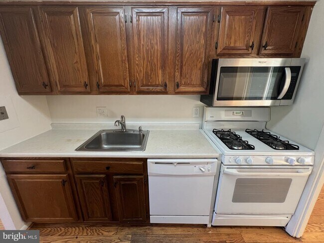 Building Photo - 5566 Burnside Dr