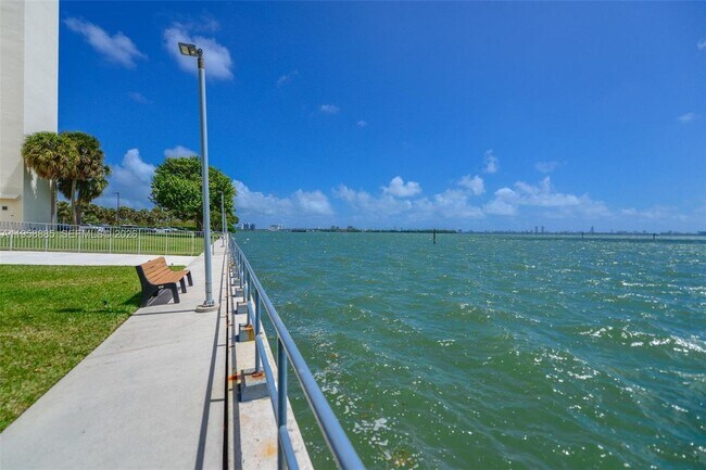 Foto del edificio - 880 NE 69th St