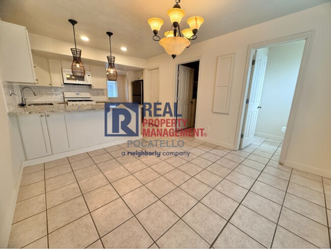 Foto del edificio - 3 Bed 1.5 Bath townhouse - 1 car garage