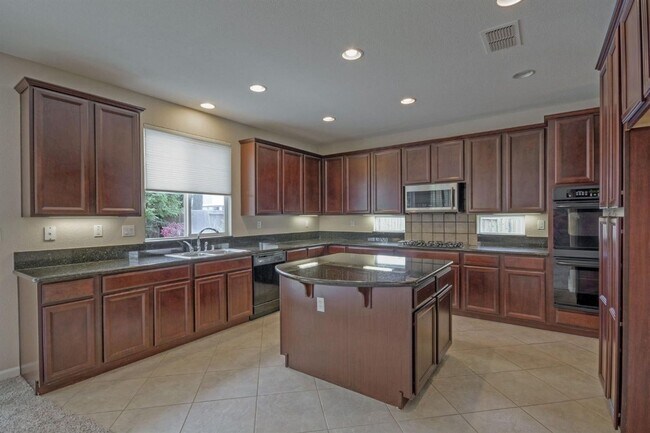 Foto del edificio - 4 Bedroom, 3 Bath - 3 Car Garage - Gorgeous!!!