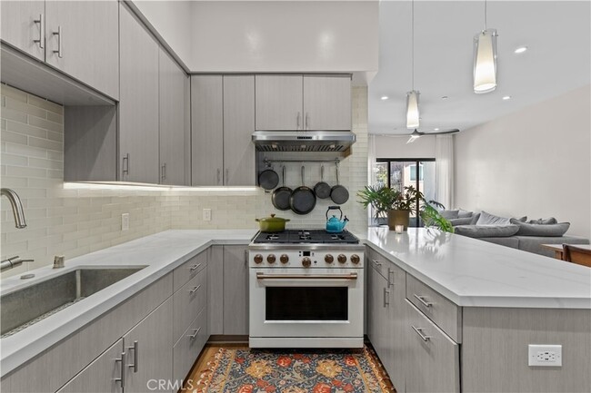 Foto del edificio - 4322 Gentry Ave