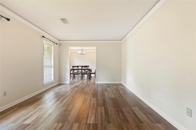 Building Photo - 910 N Wilcrest Dr