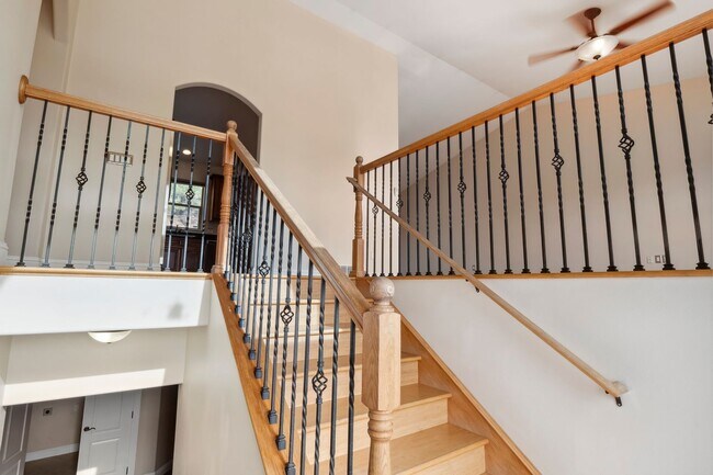 Building Photo - MOVE IN SPECIAL! ¼ OFF OCTOBER RENT! Beaut...