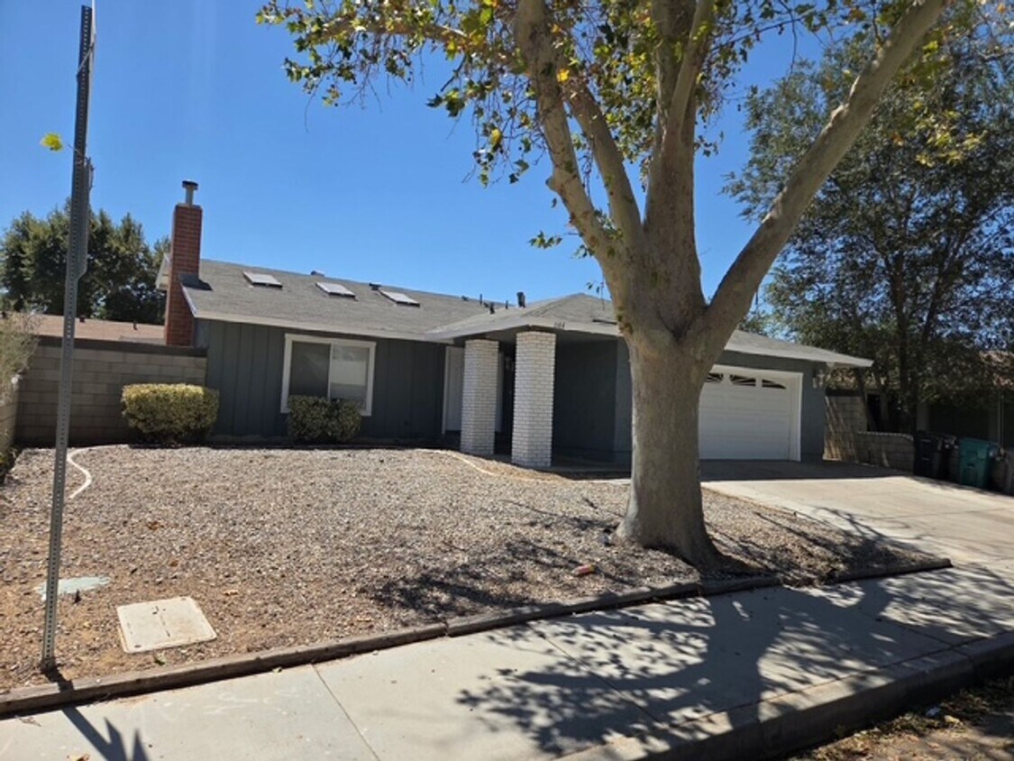 Foto principal - Remodeled 4+2 In Quiet Neighborhood - $3000