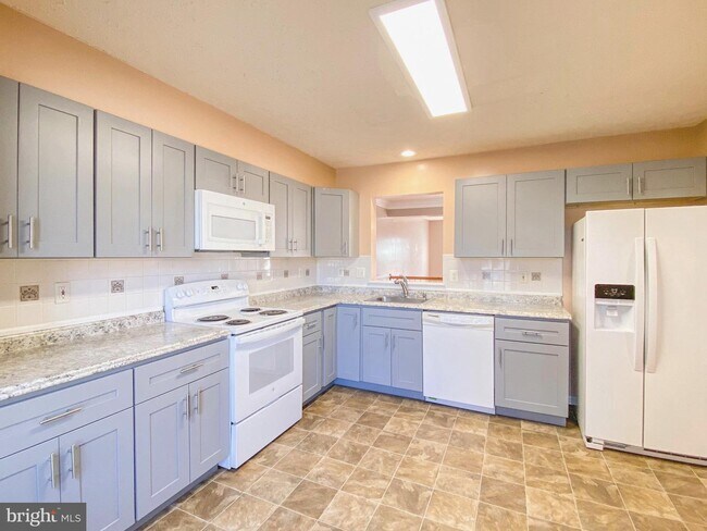 Building Photo - 3319 Hollow Ct