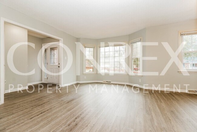 Building Photo - Spacious 3 Bedroom