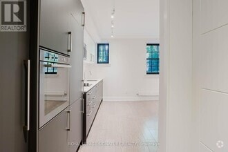 Building Photo - 2-112 Clarendon Ave