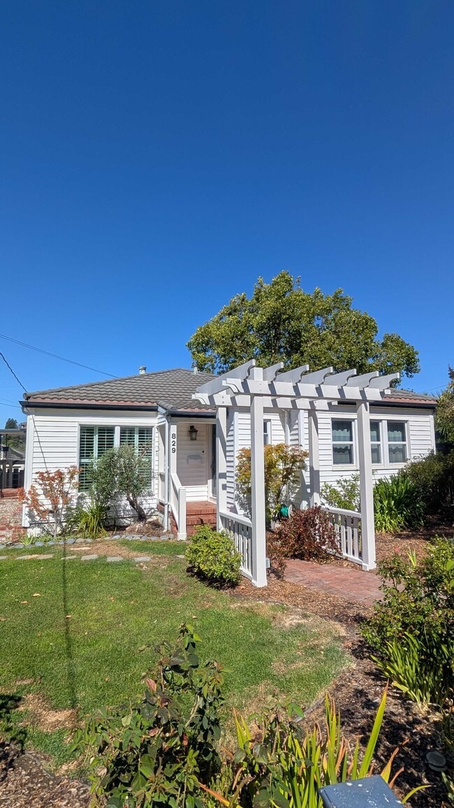 Building Photo - 829 Pordon Ln