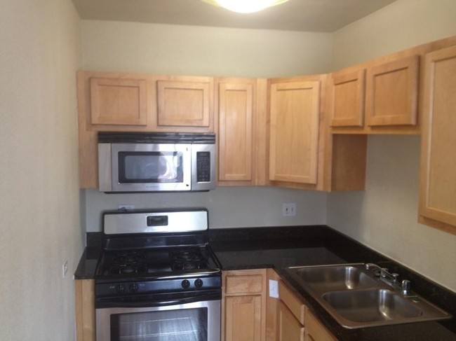 Building Photo - North Highlands 1 bed 1 bath w/ Garage