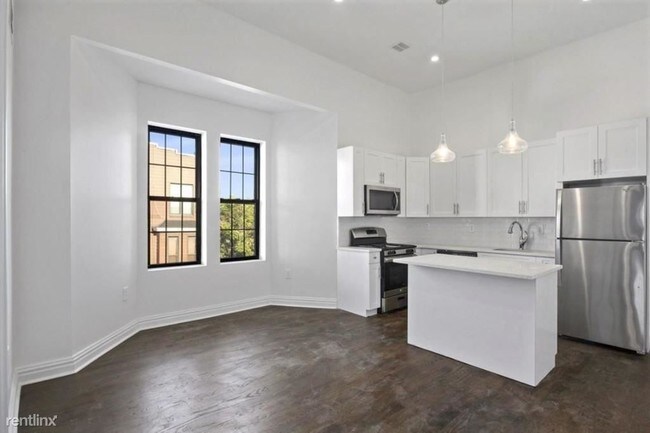 Foto del edificio - 3 br, 2 bath  - 1st floor 2nd floor