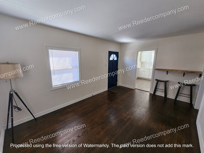 Foto del edificio - 3 bedroom 1 bathroom house in Munster with 2.5 car garage!