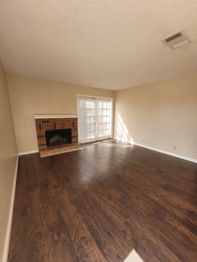 Foto del edificio - 1 bed 1 bath condo, pool on site!