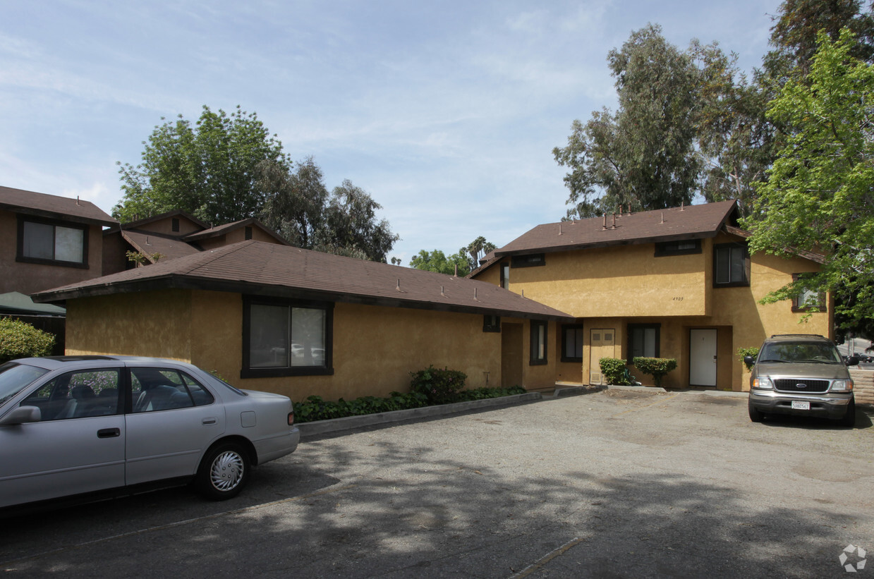 Building Photo - Plum Tree Apartments