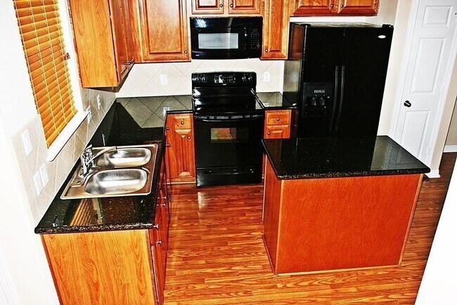 Foto del edificio - 906 Sterling Creek Cir