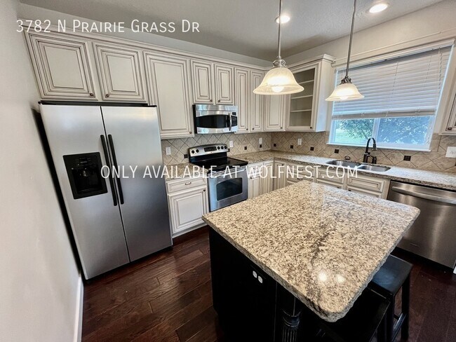 Building Photo - Beautiful 3 Bedroom Lehi Townhome! No Depo...