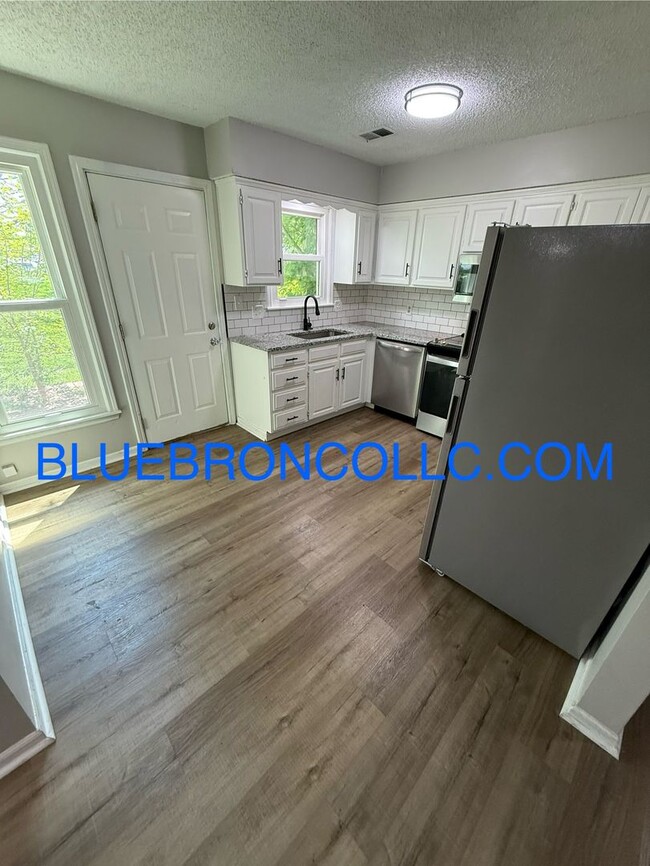 Foto del edificio - Stunning 3 bedroom 2.5 bath with modern up...