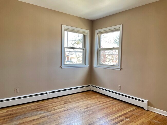 Building Photo - 306 Western Ave