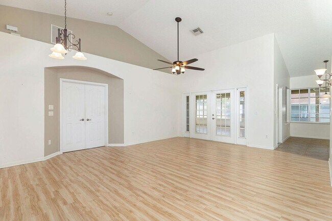 Building Photo - 2592 SE Calusa Ave