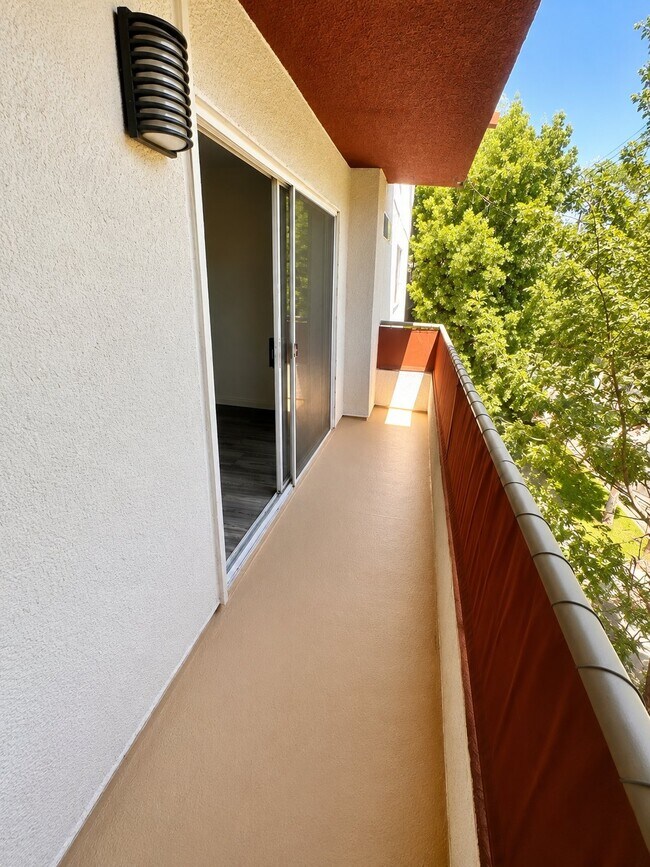 Building Photo - 15009 Moorpark St