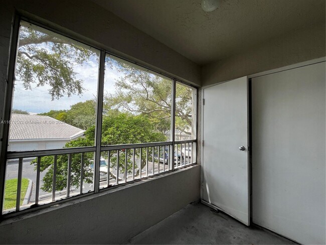 Building Photo - 2811 N Oakland Forest Dr