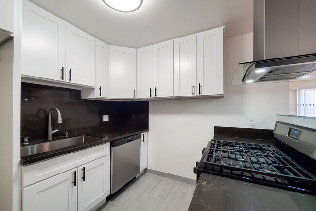 Building Photo - 320 W Lomita Ave