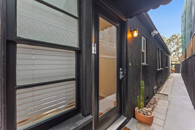 Building Photo - 425 1/2 Venice Way