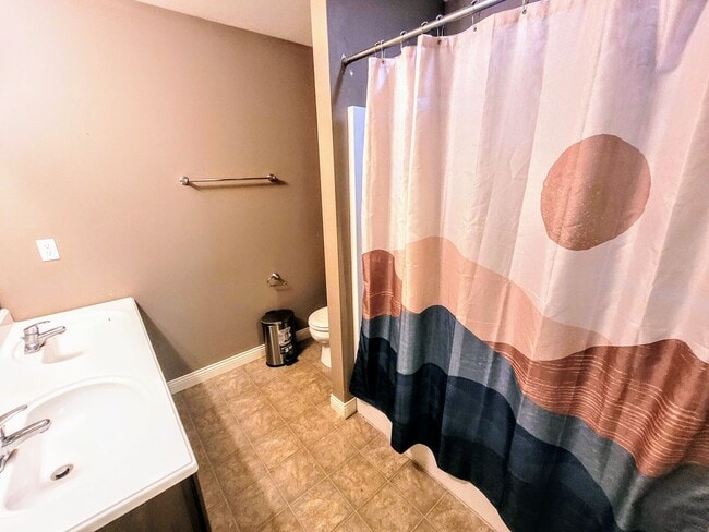 Foto del edificio - 1 story home with a fence