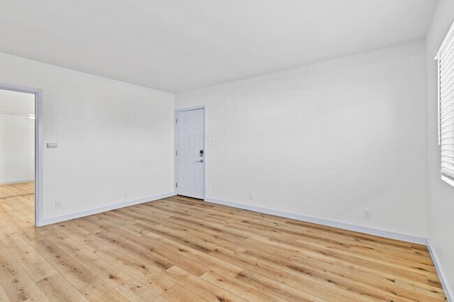 Foto del edificio - 1078 E 7th St