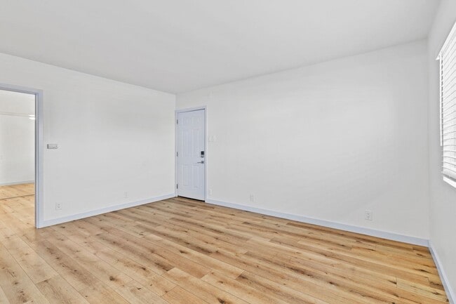 Building Photo - 1078 E 7th St