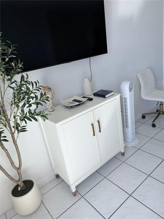 Foto del edificio - 7904 West Dr