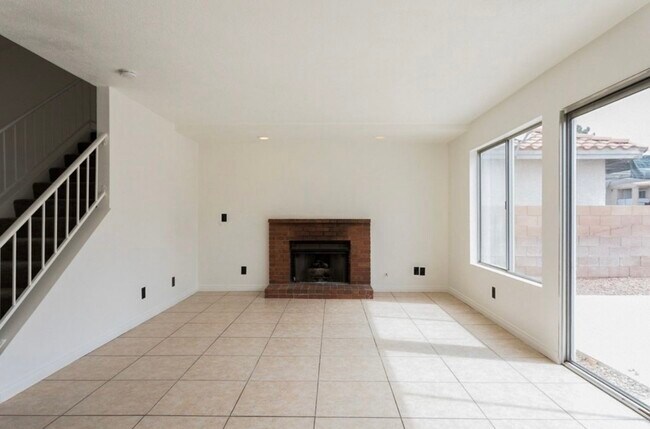 Building Photo - 134 Almendio Ln