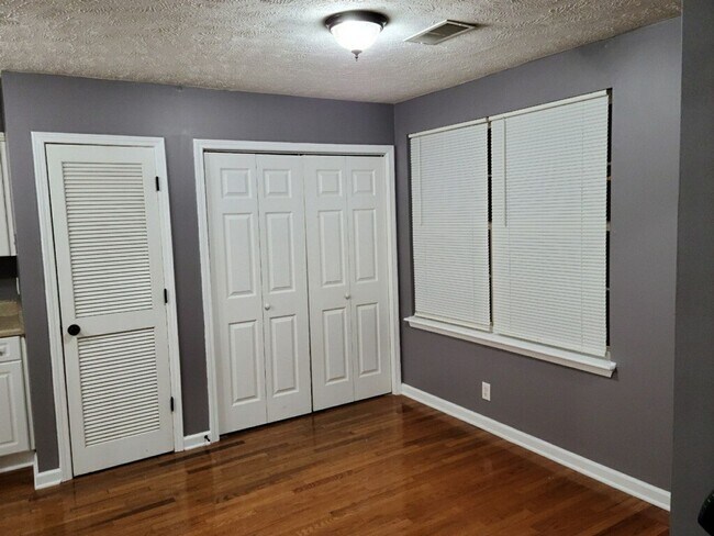 Foto del edificio - MOVE IN READY CONDO!