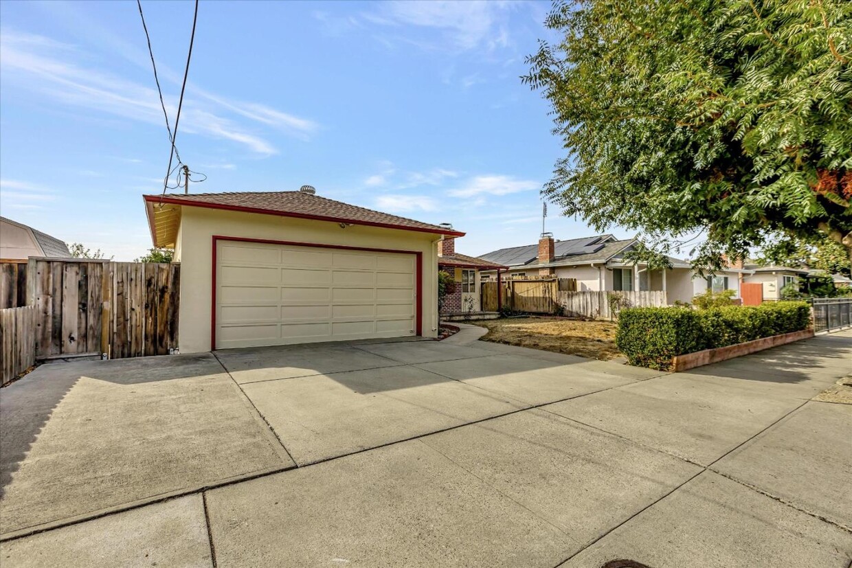 Primary Photo - 1576 Moorpark Ave