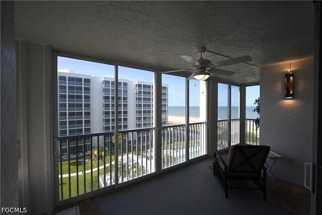 Foto del edificio - 7146 Estero Blvd