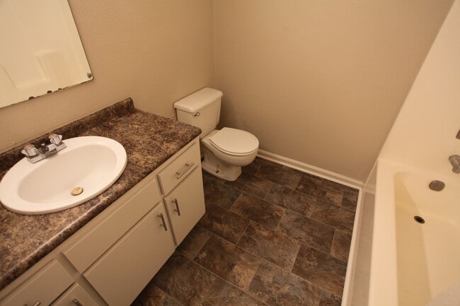 Building Photo - Duplex Available On Glenn Circle This August!