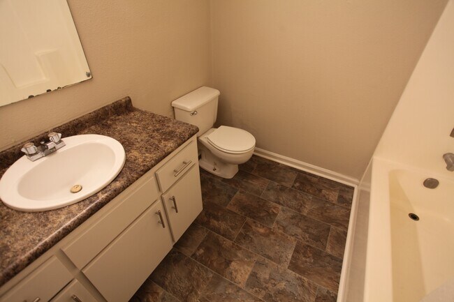 Foto del edificio - Duplex Available On Glenn Circle This August!