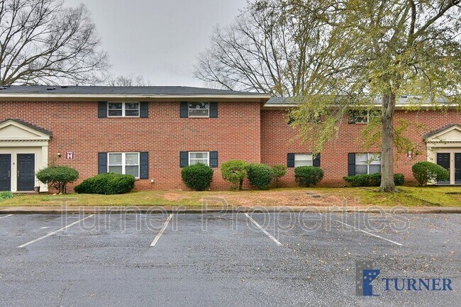 Building Photo - 601 Riverhill Cir