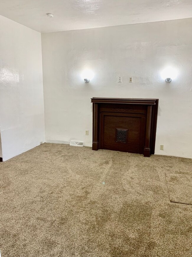 Building Photo - 4 Bed/ 2 Bath Large House in East Pittsburgh