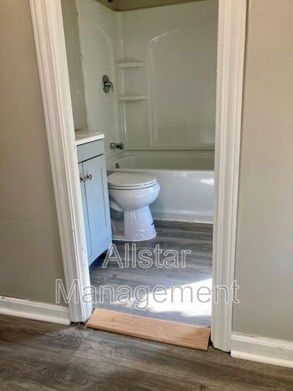 Foto del edificio - 5574 Beechwood Ave