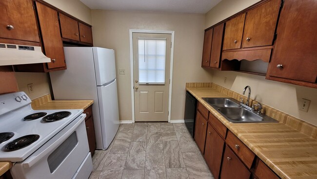 Building Photo - Well maintained 2 bedroom 1 bath triplex f...