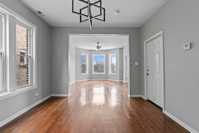 Amplio comedor con iluminación moderna que se abre directamente al espacio de la sala de estar. - 7028 S Peoria St