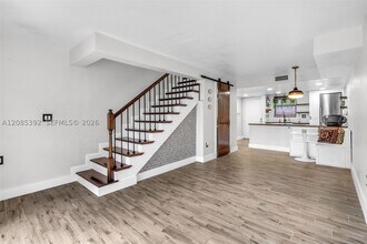 Building Photo - 465 Swallow Dr