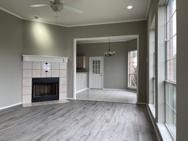 Foto del edificio - 815-819 Valleybrooke Drive
