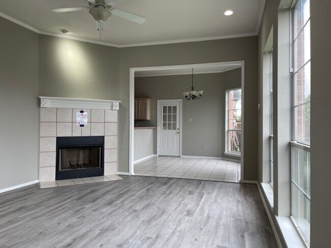 Building Photo - 815-819 Valleybrooke Drive